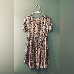 NWT … HIMONE “Size: S” Snake Print Dress